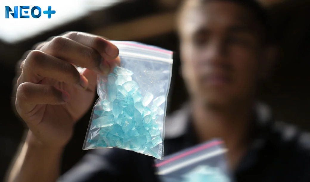 Человек показывает пакетик с голубым веществом